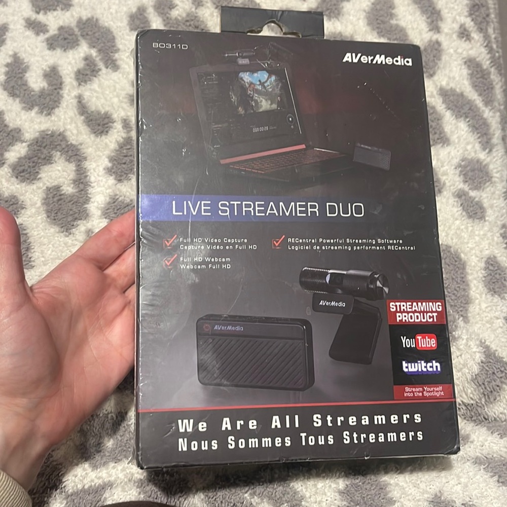 AVERMEDIA live streamer duo capture card and webcam